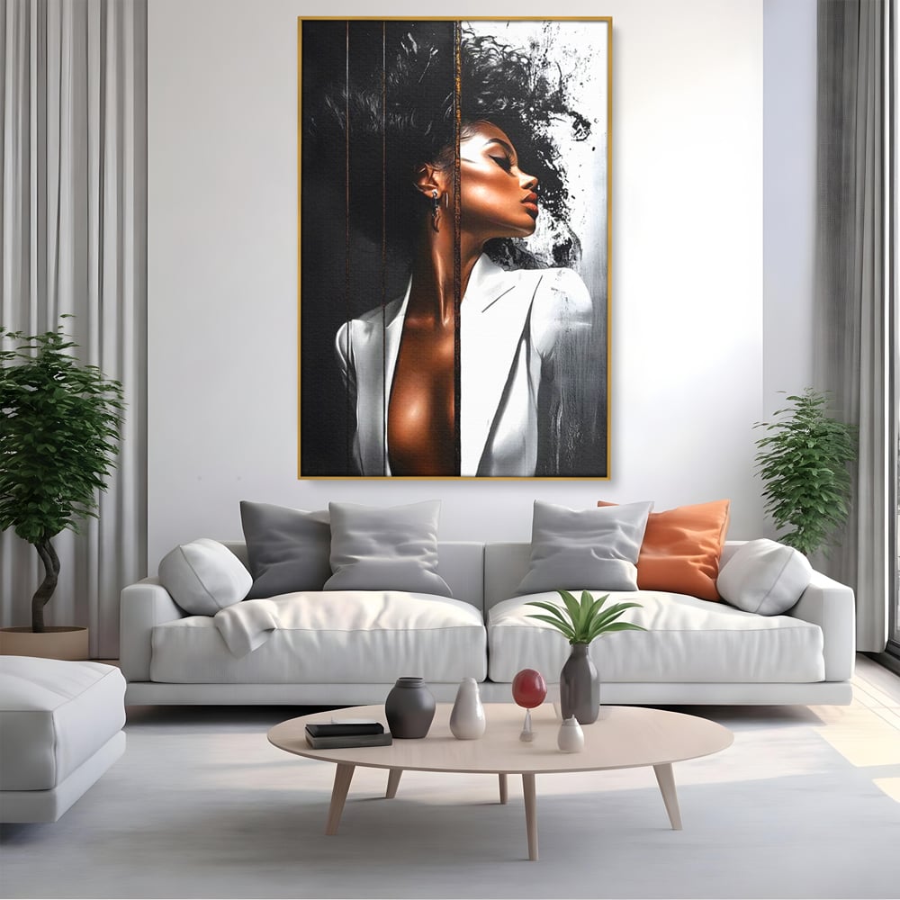 Tablou canvas cu tablou canvas cu portret feminin stilizat, in rama de aluminiu auriu, pe perete intr-un living